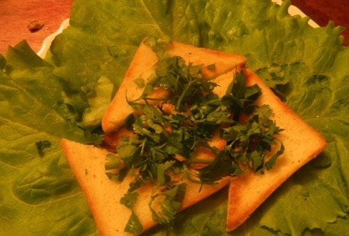 1. Этап. Крымская закуска Баркас: Листья салата необходимо хорошо помыть и высушить. Затем выкладываем их на блюдо, дальше выкладываем тосты и посыпаем их мелко нарубленной петрушкой.