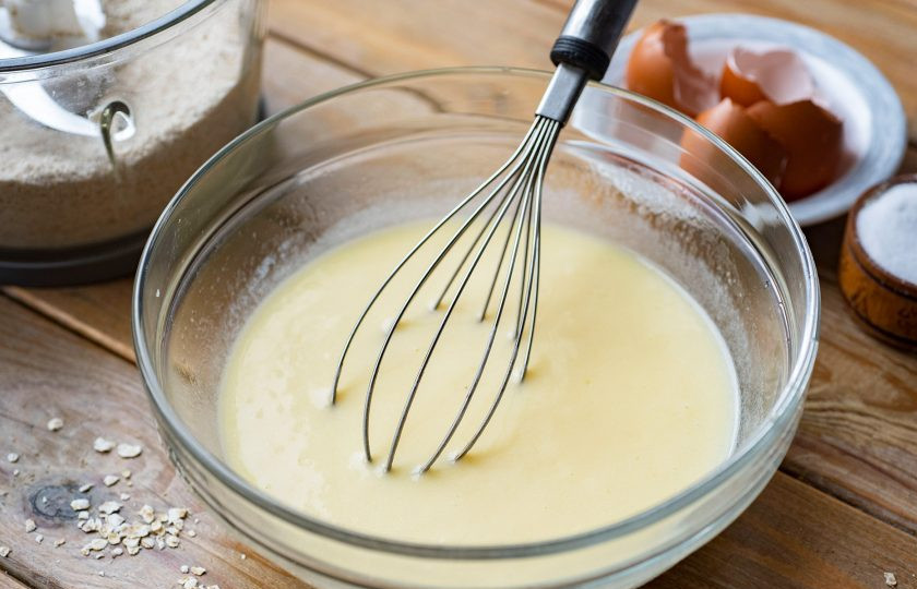 1. Этап. Овсяный хлеб на кефире без дрожжей: Перемешайте эти ингредиенты до получения однородной смеси.