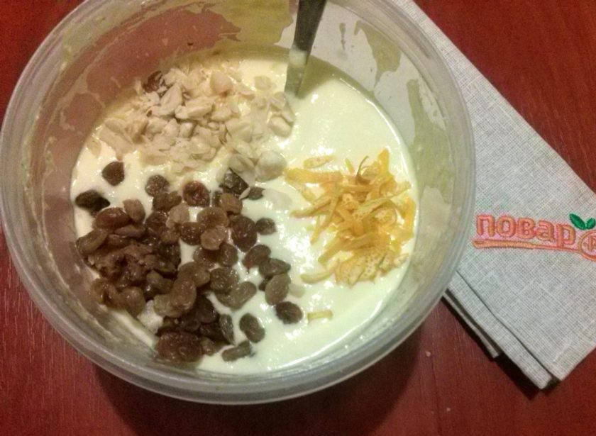 1. Этап. Пасха заварная: 6. Также добавьте орехи, промытый и просушенный изюм, перемешайте.