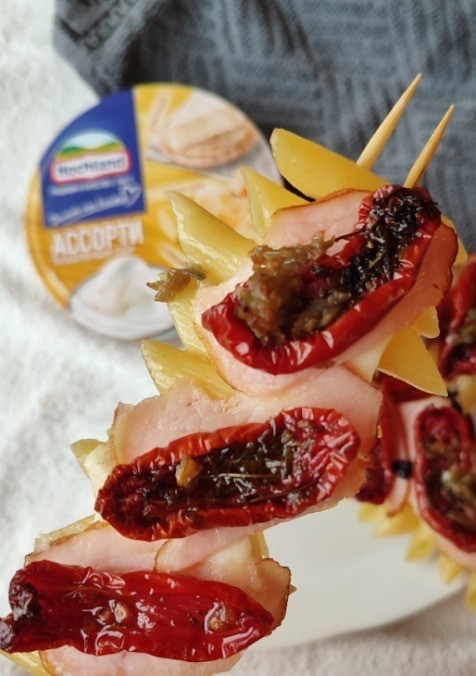 1. Этап. А-ля пицца на макаронах: Отправляем всё в разогретую до 200* духовку, на десять минут. Можно прогреть это всё в микроволновке (тогда время приготовления сократится в разы))).