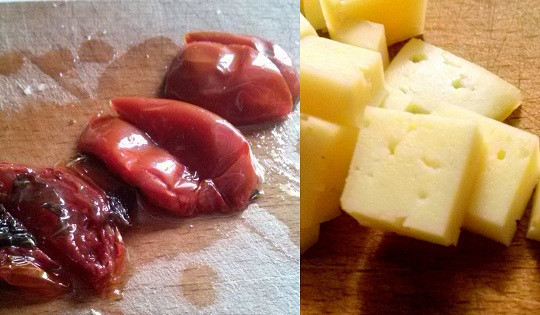 1. Этап. Салат из индейки с вялеными помидорами: Вяленые томаты разрежьте пополам. Сыр порежьте кубиками.