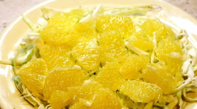 1. Этап. Куриная грудка с апельсинами: На большой тарелке соберите 