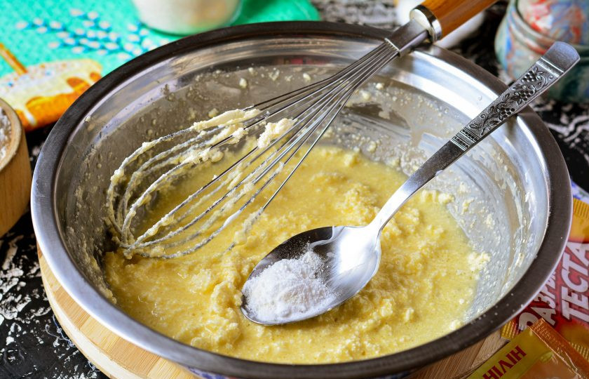 1. Этап. Кулич который не крошится: Добавьте разрыхлитель и снова перемешайте.