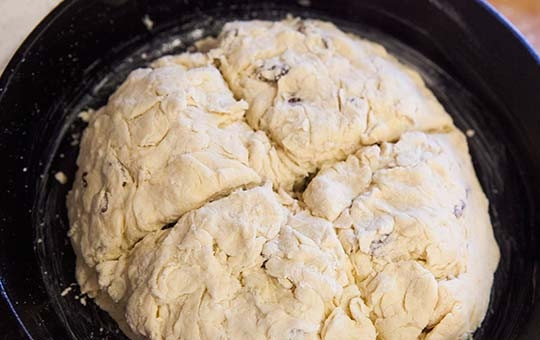 1. Этап. Ирландский содовый хлеб: 6. Выложите тесто, острым ножом сделайте надрезы. Отправьте в разогретую до 210-220 градусов духовку и выпекайте около получаса.