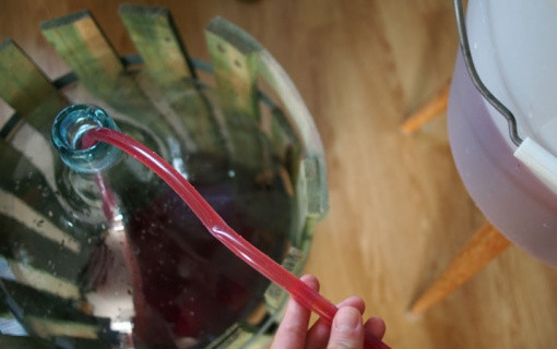 1. Этап. Рецепт малинового вина: После этого процедите смесь с трубкой, убрав мезгу. В жидкость добавьте оставшуюся воду и 100 г сахара, перемешайте. Оставьте на 3 дня с гидрозавтовром. Потом в небольшом количестве жидкости разведите ещё сахар. Добавьте его в основную массу. Оставьте вино на 1-2 месяца.