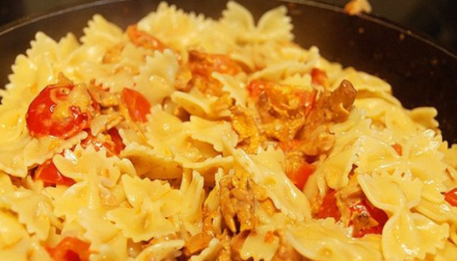 1. Этап. Паста с лисичками в сливочном соусе: Добавьте сваренную пасту. Перемешайте и потомите еще несколько минут.