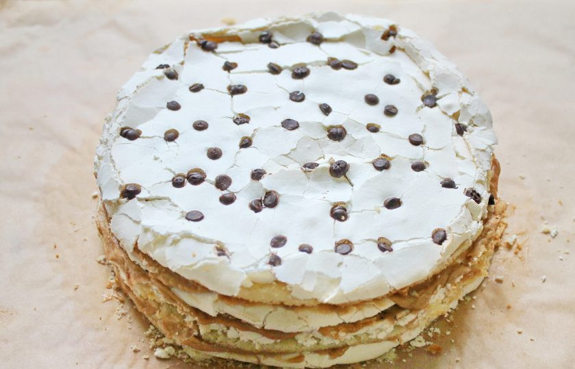 1. Этап. Торт с песочными коржами и безе: У остывших коржей срежьте лишнее, оставив только круги с безе. Три из них смажьте кремом и выложите друг на друга. Верхний корж оставьте как есть.