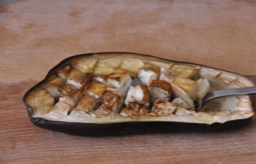 1. Этап. Греческая закуска Мелидзана: Чайной ложкой извлеките запеченную мякоть баклажанов.