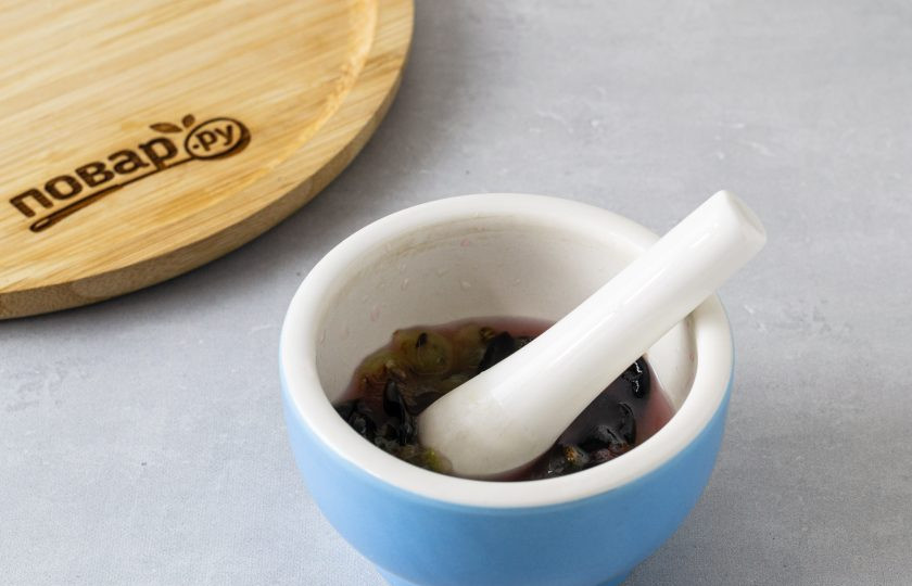 1. Этап. Виноградный физ: Виноград помойте, отделите ягоды от веточки. Разомните в ступке, чтобы виноград пустил сок.