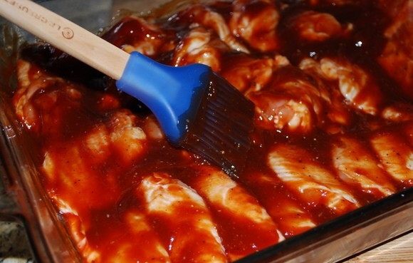 1. Этап. Запеченные свиные ребрышки: 7. Разогреваем духовку. Когда ребра достаточно промаринуются, выкладываем их на смазанный растительным маслом противень или в форму для запекания и отправляем в разогревшуюся духовку. Запекаем ребрышки при температуре 160 градусов на протяжении 60-90 минут. Периодически необходимо смазывать мясо соусом. Если ребрышки очень сильно зарумянятся, можете накрыть их фольгой.