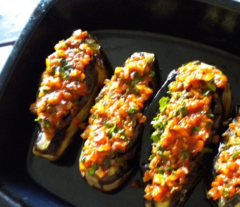 1. Этап. Баклажаны по-армянски: 6. Сверху выкладываем овощную начинку и в раскаленной духовке запекаем 20 минут.