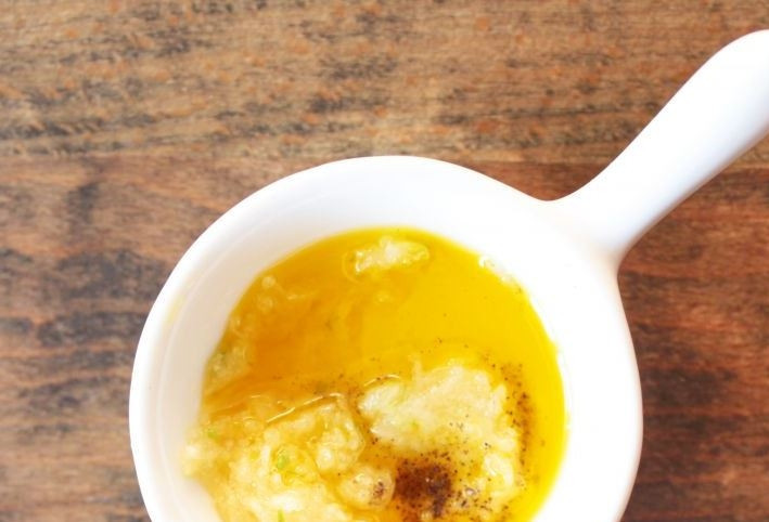 1. Этап. Быстрый легкий салат: Разотрите чеснок с солью. Затем добавьте к нему оливковое масло, соль и черный молотый перец.