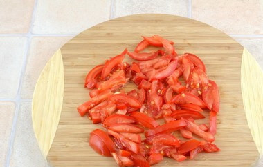 1. Этап. Салат Любимая женщина: Нарежьте соломкой помидор.