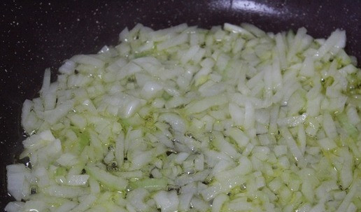 1. Этап. Плоские пирожки с любимой начинкой: Обжарить лук на горчичном масле. Я люблю, чтобы лук чуть похрустывал в начинке, поэтому готовлю не до прозрачности.