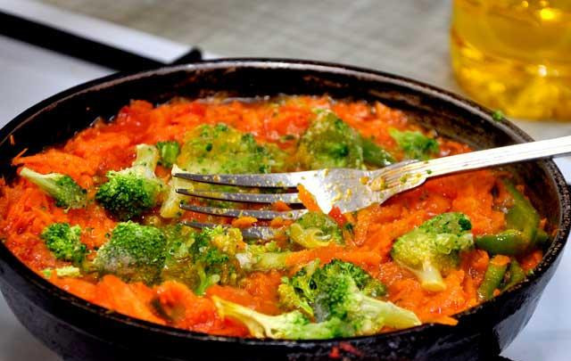 1. Этап. Сабджи с адыгейским сыром: Все перемешать и добавить брокколи. Слегка усиливаем огонь, обжариваем, постоянно перемешивая.