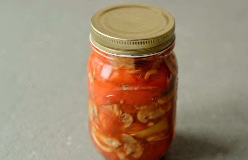 1. Этап. Лечо с грибами: Разложите лечо по стерилизованным банкам. Закройте, укутайте в полотенце и оставьте до полного остывания.