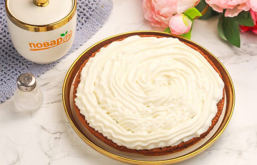 1. Этап. Торт Бисквитное чудо: Выложите нижний корж на тарелку или блюдо, добавьте крем и разровняйте. Накройте вторым коржом и также добавьте сметанный крем.