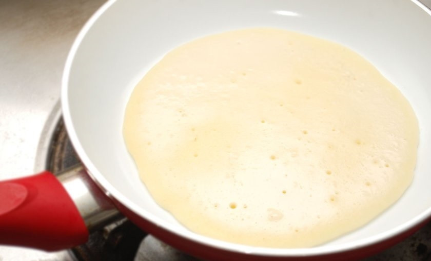 1. Этап. Блинчики с Нутеллой: 8. Круговыми движениями сковороды распределите тесто по ее поверхности, чтобы сформировать блин.