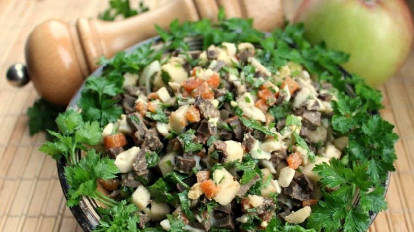 1. Этап. Салат из печени говядины: Салат заправьте маслом. Хорошо его перемешайте. Приятного аппетита!