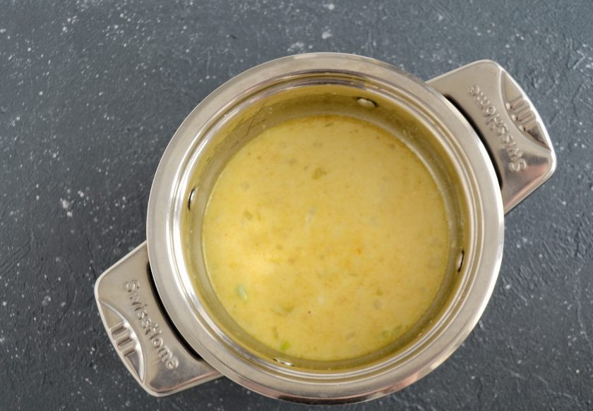 1. Этап. Карри с тыквой: Налейте в кастрюлю воду и кокосовое молоко. Перемешайте, посолите.