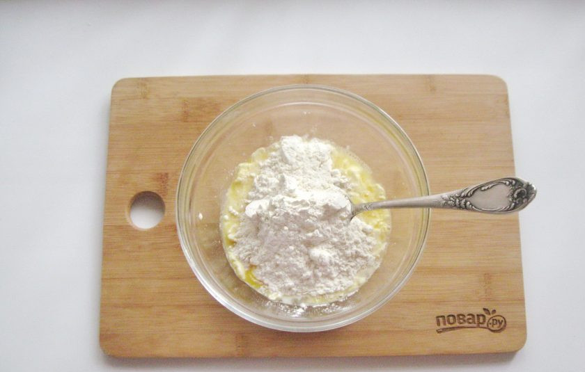 1. Этап. Киш с курицей и цветной капустой: Насыпьте соль и муку.