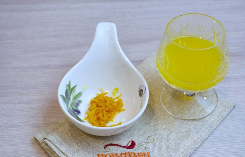 1. Этап. Курица под апельсиновым соусом: Апельсины необходимо вымыть и ошпарить кипятком. Дайте апельсину остыть. Снимите с него цедру. Отложите её пока в сторону. Разрежьте апельсин пополам, выдавите из него сок.