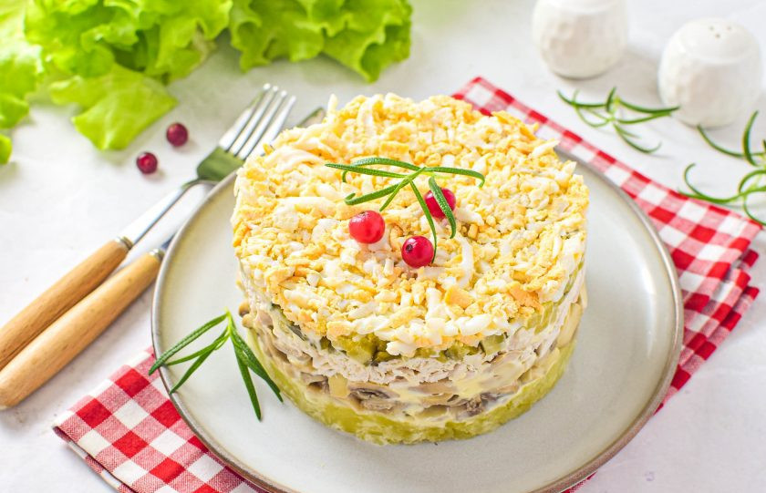 1. Этап. Салат Дубок с курицей и шампиньонами: Охладите салат, а затем подавайте к столу. Приятного аппетита!
