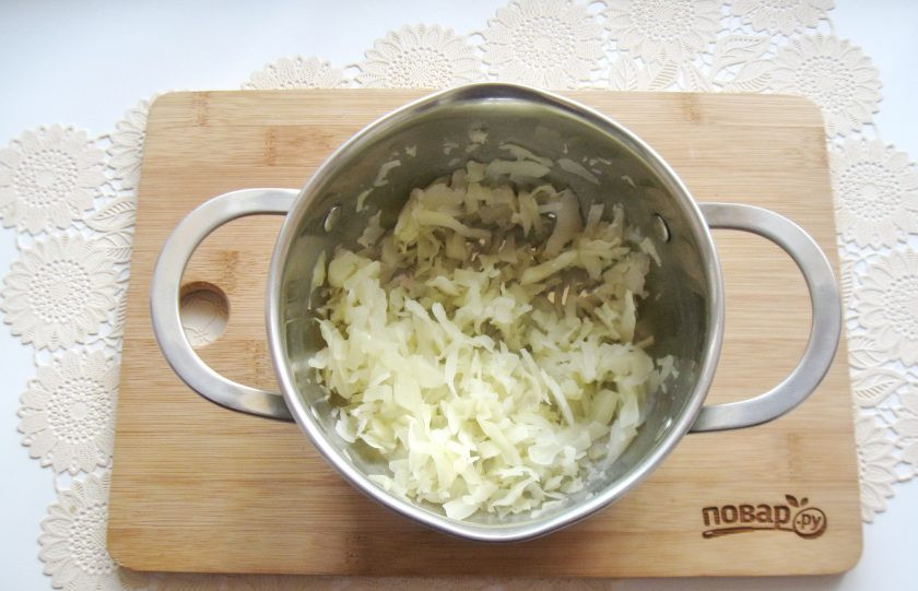 1. Этап. Клецки из капусты: Варите капусту до мягкости. После воду слейте.