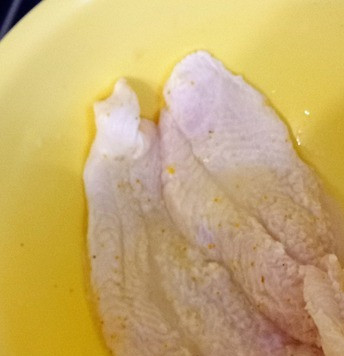 1. Этап. Фруктово-ореховый пилав с соусом тахини: На 15 минут замариновать рыбу с куркумой, лимонным соком и солью.