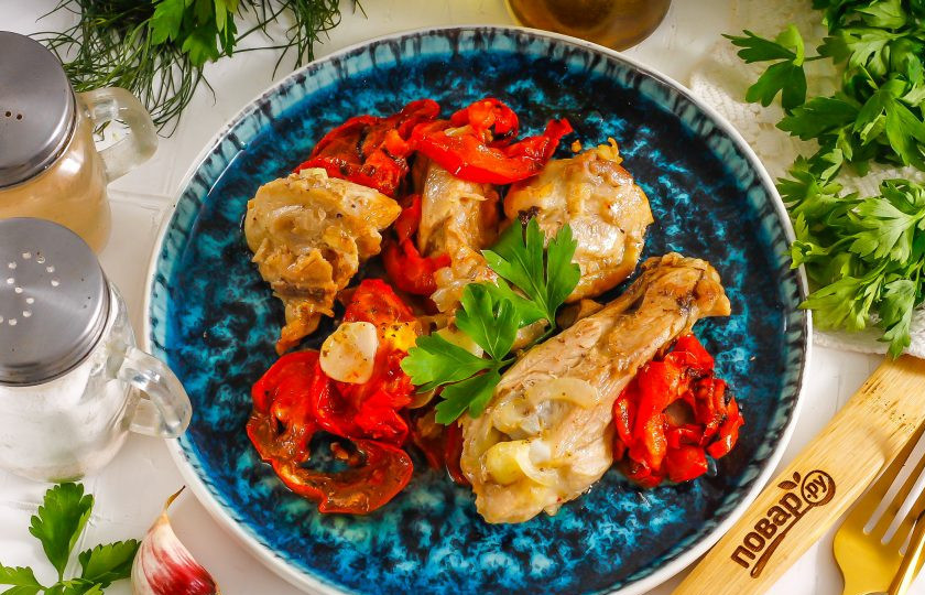 1. Этап. Курица с вялеными помидорами: Выключите нагрев и выложите приготовленное блюдо на тарелку, украшая зеленью.