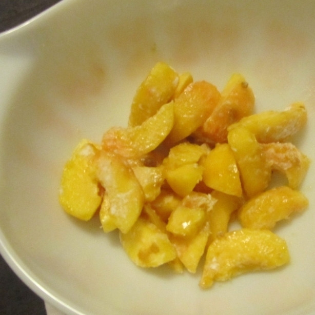 1. Этап. Крамбл с нектаринами: Нарезаем нектарины на небольшие кусочки.