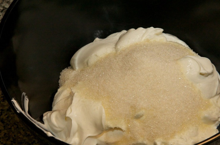 1. Этап. Торт для мужа: 16. Для приготовления крема взбить сметану с сахаром.