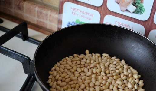 1. Этап. Каша из булгура с ягодами: Кедровые орехи слегка обжарить на сухой сковороде.