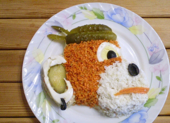 1. Этап. Салат Обезьянка с корейской морковкой: Оформите белком морду, морковью рот, оливками нос, зрачки, сережку. Салат готов!