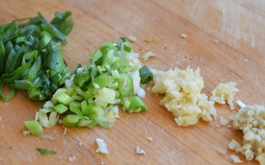 1. Этап. Овощи стир-фрай: 1. Очистите и измельчите чеснок, имбирь, мелко нарежьте зеленый лук.