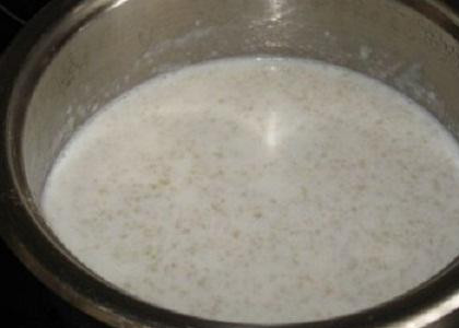 1. Этап. Овсяная каша на молоке: 3. Когда ваша каша запыхтит, наливайте в нее молоко. Доведите кастрюлю до кипения, перемешайте, закройте крышку и уменьшите огонь. С быстрыми хлопьями вам понадобится еще минут 3-5.