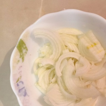 1. Этап. Мясной салат со свеклой: Лук нарезать тонкими полукольцами.