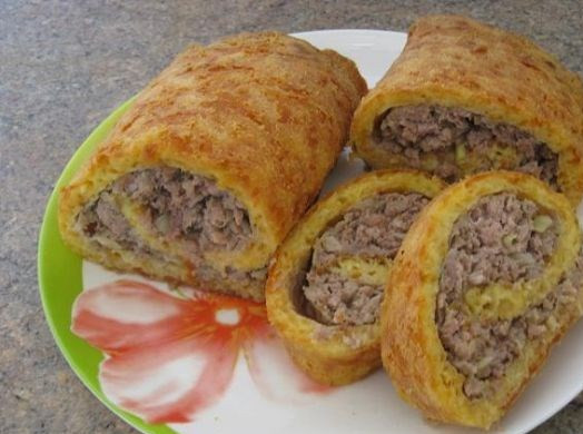 1. Этап. Сырный рулет с фаршем: Ставим в духовку. Выпекается он 40 минут при температуре 180 градусов. Но если вы решите заменить фарш чем-то другим, то смотрите по готовности фарша.