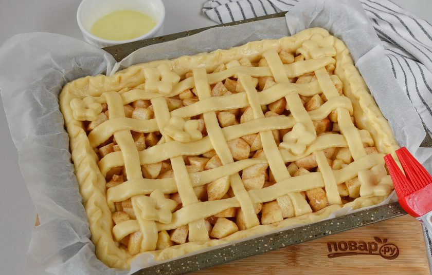 1. Этап. Дрожжевой пирог с яблоками и корицей: Весь пирог смажьте хорошо белком, он придаст красивый блеск выпечке.