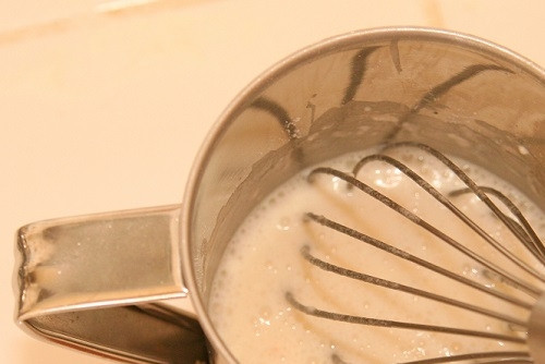 1. Этап. Соус для мяса в духовке: В небольшой емкости тщательно размешаем в воде муку. Следите, чтобы не было комочков. Воды нужно примерно на треть меньше, чем мясного сока.