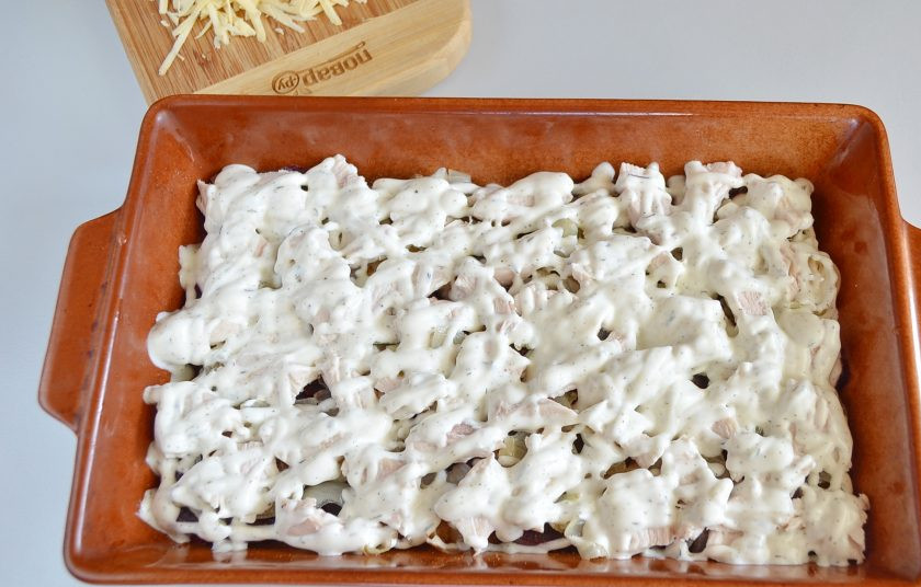1. Этап. Свекла под сырной корочкой с майонезом: 8. Залейте соусом курицу (сметана+майонез+тимьян).