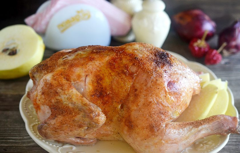 1. Этап. Домашняя курица, фаршированная яблоками и айвой: 7. Запекайте в разогретой до 180 градусов духовке около 1 часа. Приятного аппетита!