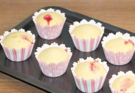 1. Этап. Кекс с кремом из творожного сыра: 14. Ставим кексы выпекаться в разогретую до 170 градусов духовку на 35-40 минут. Готовые кексы достаем из духовки и даем им остыть.