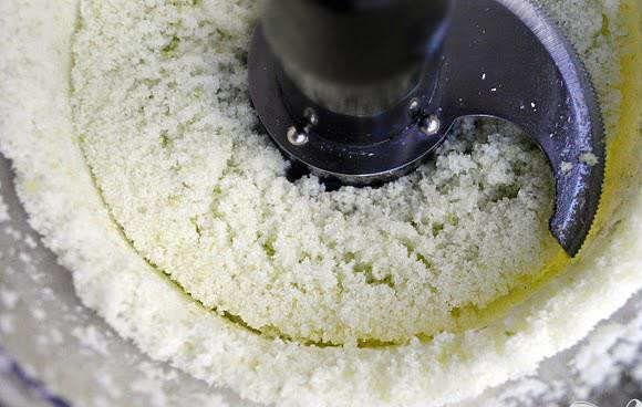 1. Этап. Лимонно-кокосовые пирожные: 3. Пока тесто выпекается, приготовить начинку. Перемешать сахар и стебли лимонника в кухонном комбайне.