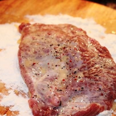 1. Этап. Говяжьи отбивные с чесноком: Немного полежавшие в сливках отбивные достаем из сливок и обваливаем в муке.