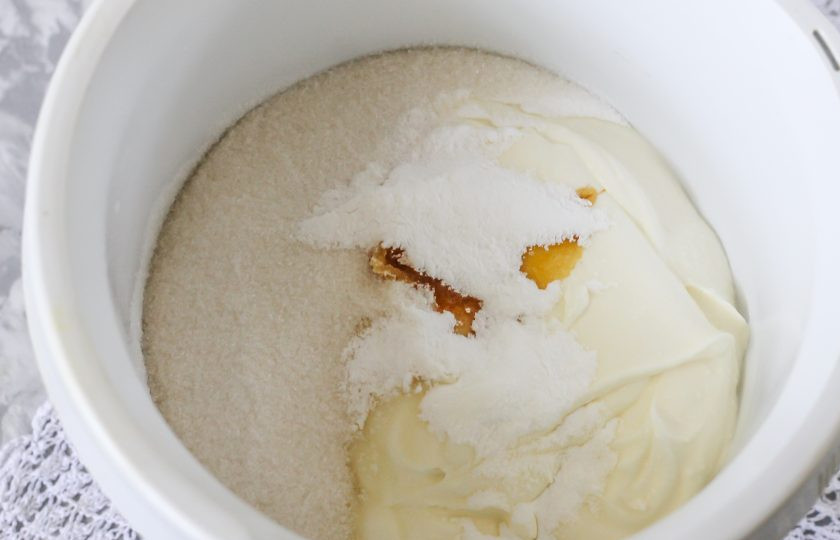 1. Этап. Крем для морковного торта: Всыпьте в чашу загуститель для сливок. Этот продукт добавляйте обязательно, так как без него крем не станет плотным. Сметана с сахаром станет очень жидкой и вы даже не сможете ее намазать на торт.