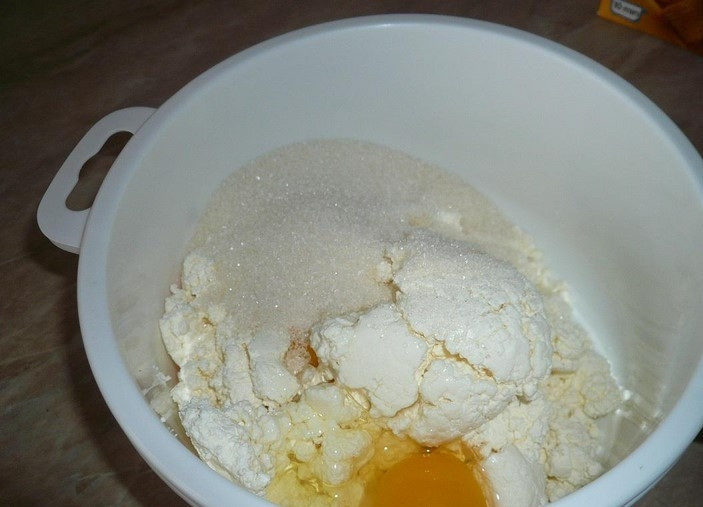 1. Этап. Творожная запеканка с отрубями: 2. Смешиваем творог с яйцами и сахаром. Взбиваем при помощи миксера на полной мощности.