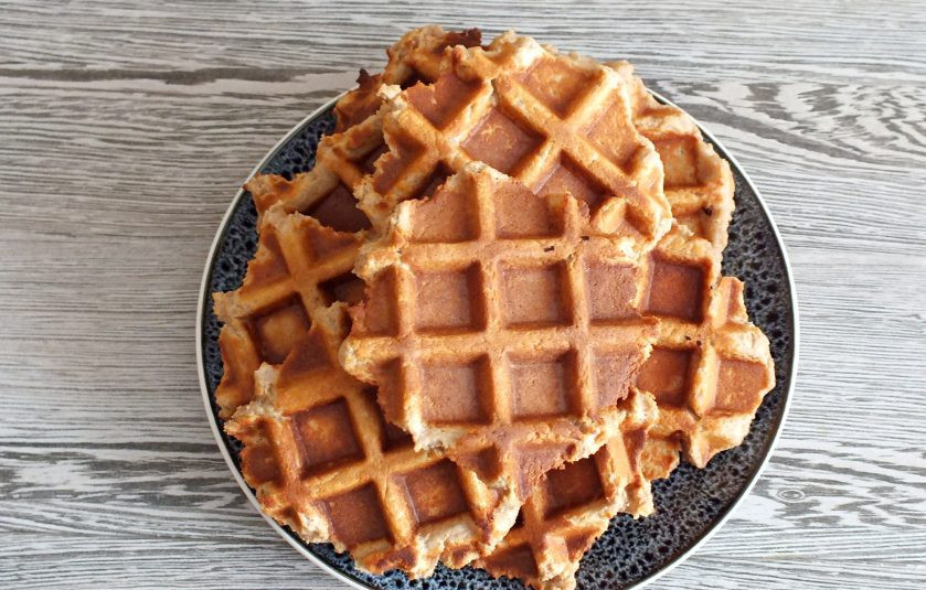 1. Этап. Вафли из гречневой муки: Подавайте вафли на стол теплыми или полностью остывшими.