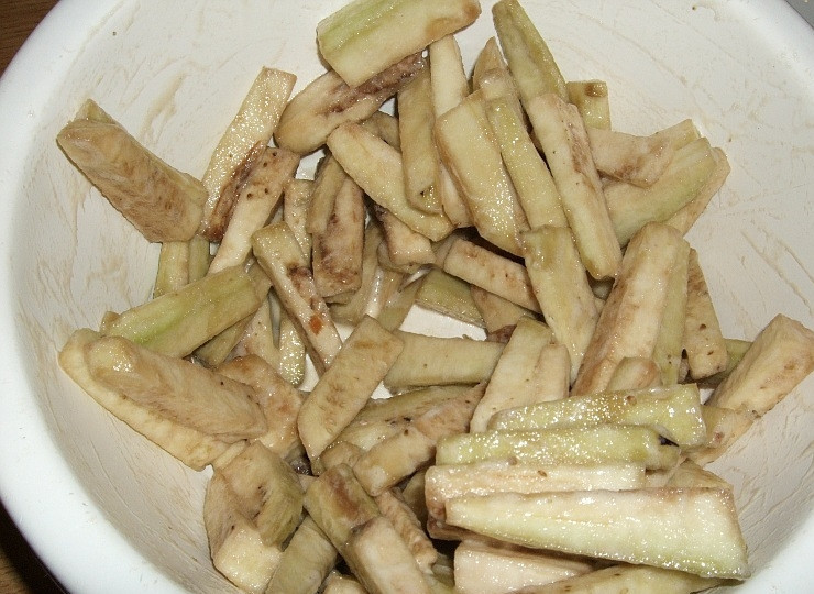 1. Этап. Баклажаны по-китайски в кляре: 3. В тесто добавить несколько капель соевого соуса и готовой массой, залить баклажаны. Хорошо перемешиваем, так чтобы полностью покрыть баклажаны.