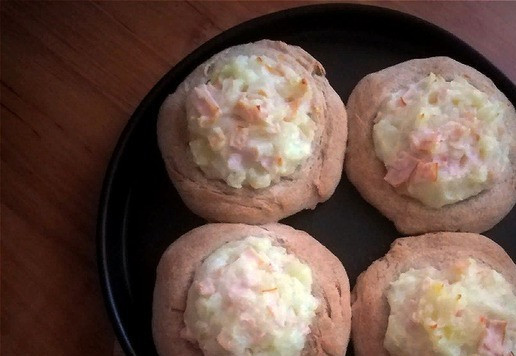 1. Этап. Ржаные ватрушки с картофелем и ветчиной: Мне этого времени для выпечки хватило. Ориентируйтесь по своей духовке. Готовы.